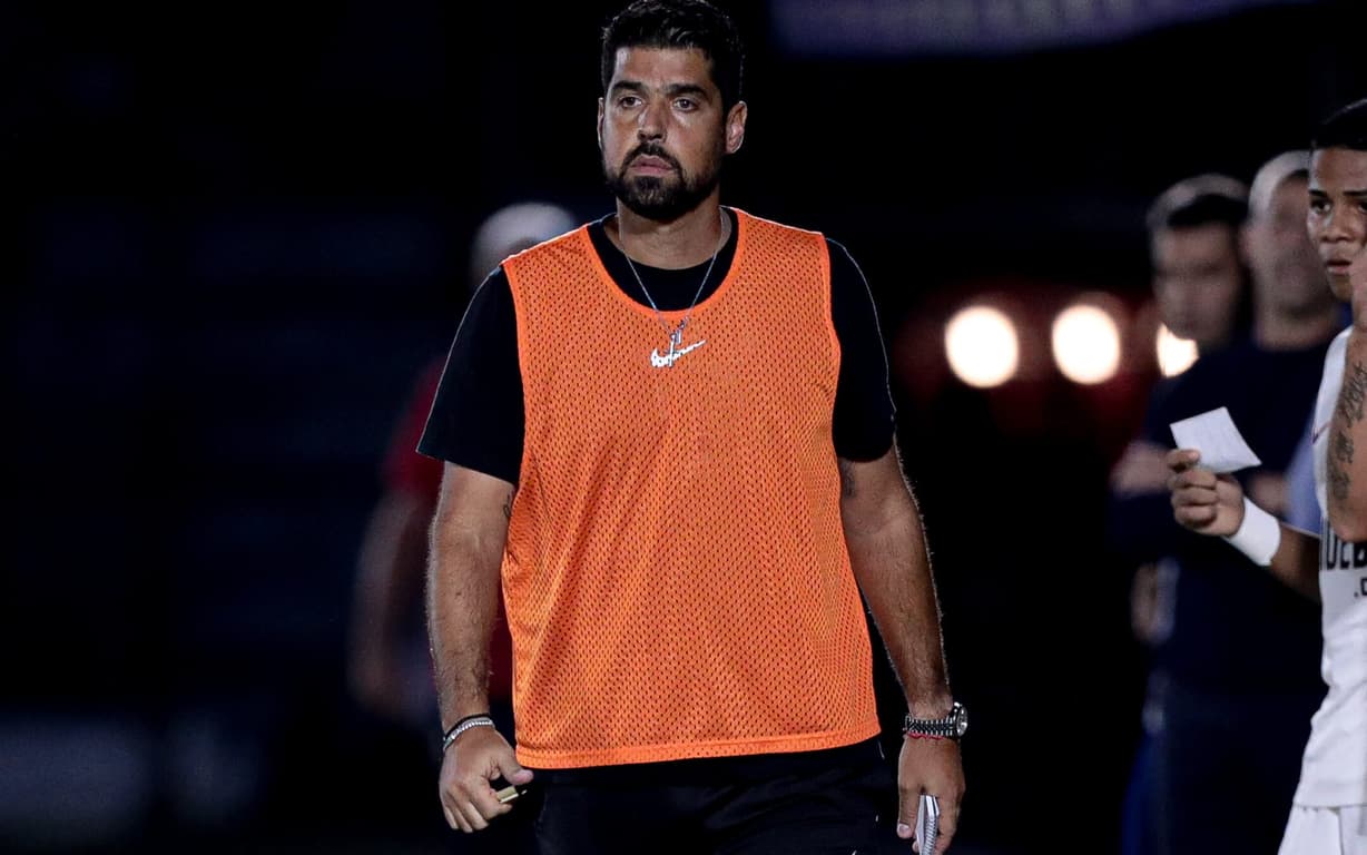 Torcedores corintianos celebram saída de António Oliveira e definem novo técnico.