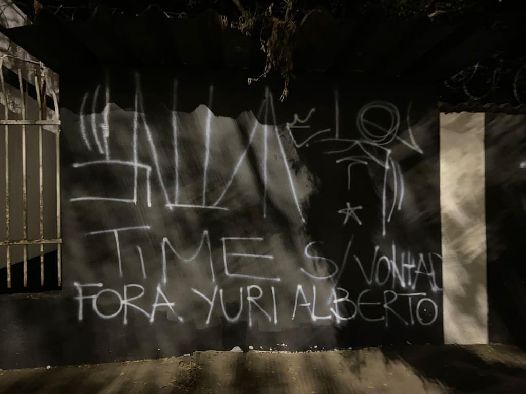 Muros da Sede do Corinthians sofrem vandalismo em protesto noturno, incluindo Yuri Alberto.