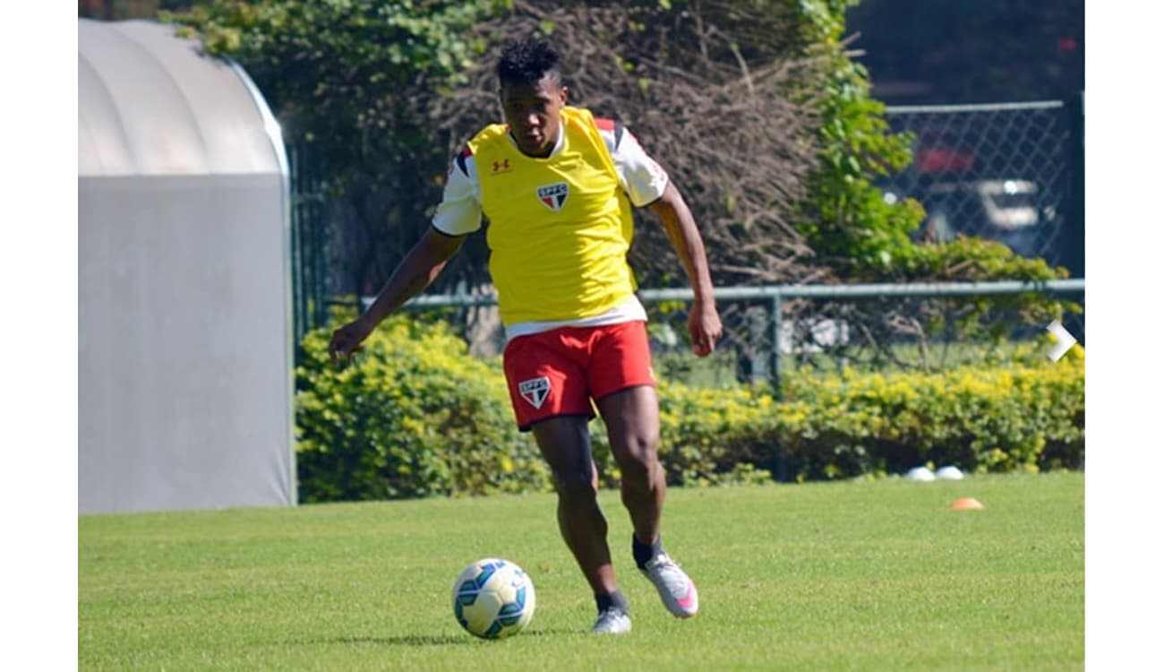 Ex-São Paulo, Edson Silva é apresentado com pompa na Sérvia - Lance!