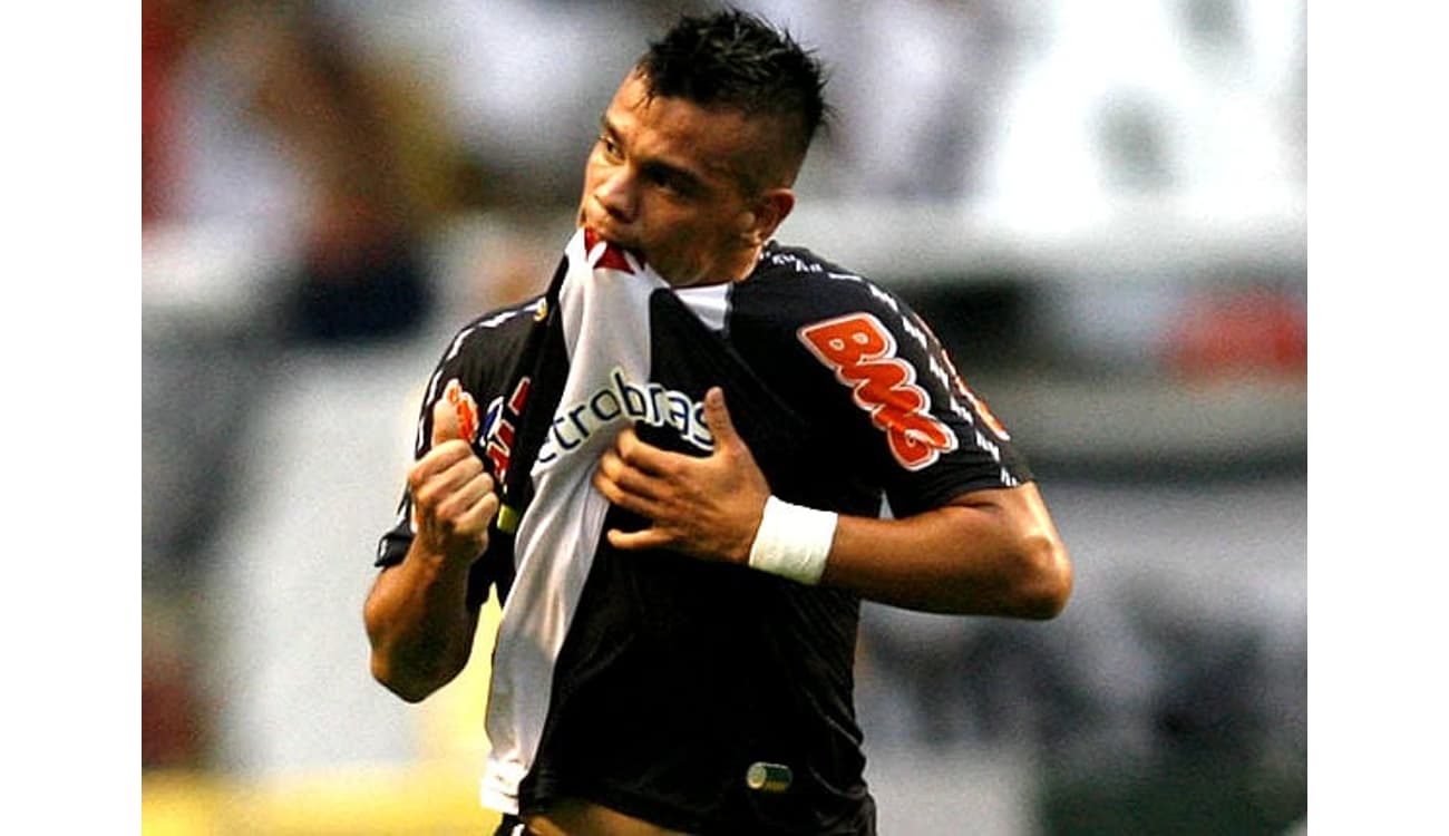 Santos assina pré-contrato com lateral-esquerdo do Vasco - Lance!