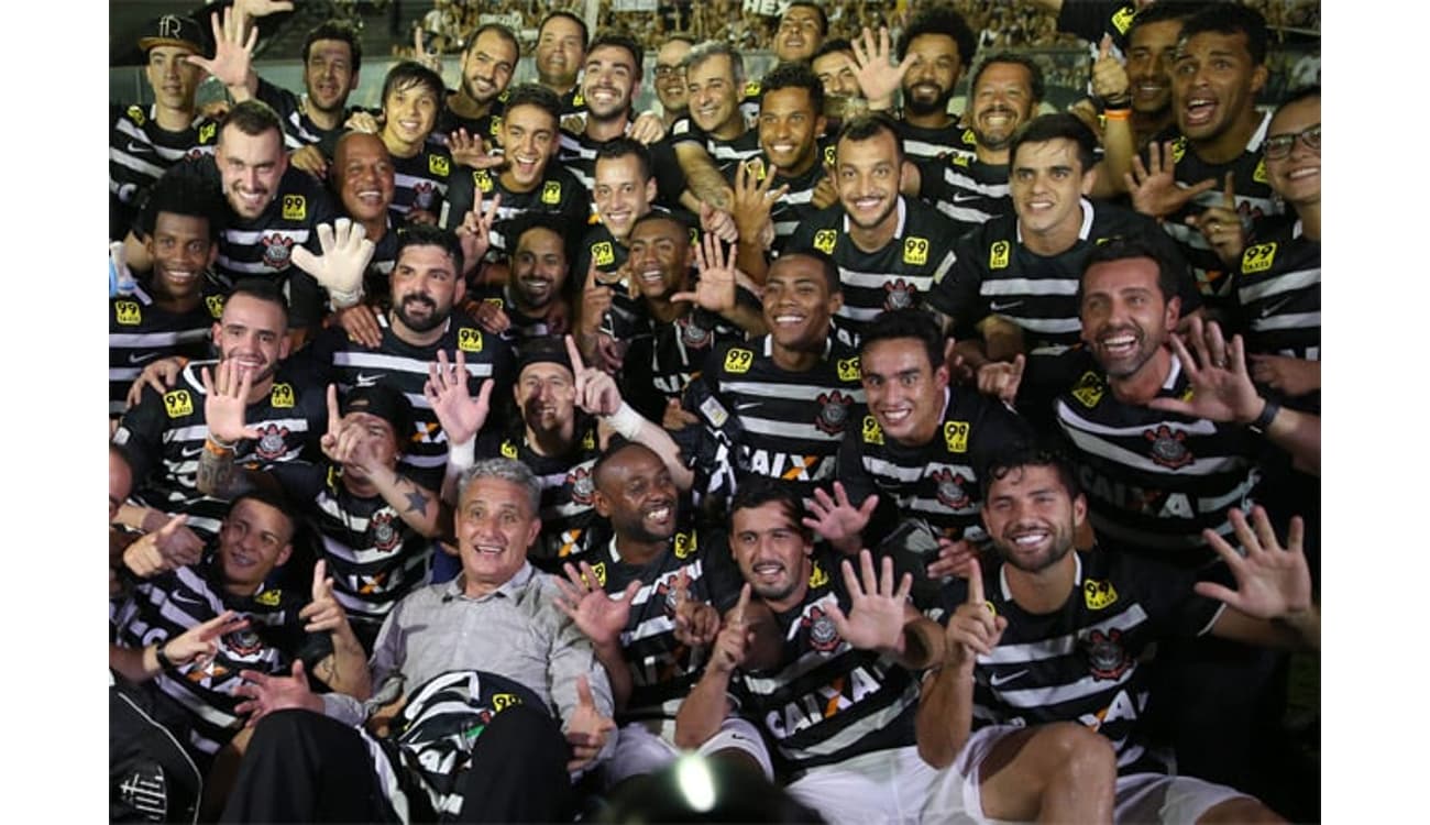 Corinthians arrasa Santos e está com um pé na final do Brasileiro