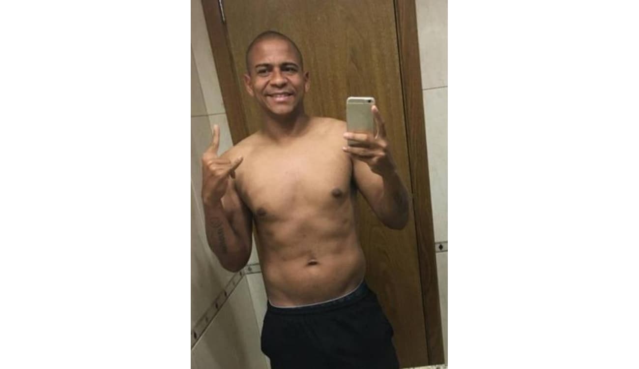 Walter faz publicação sem camisa e não esconde: Meu peso é muito louco;  atacante busca recuperação no Athletico