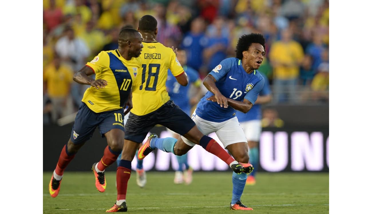 Outro ângulo do impedimento no gol do Equador : r/futebol