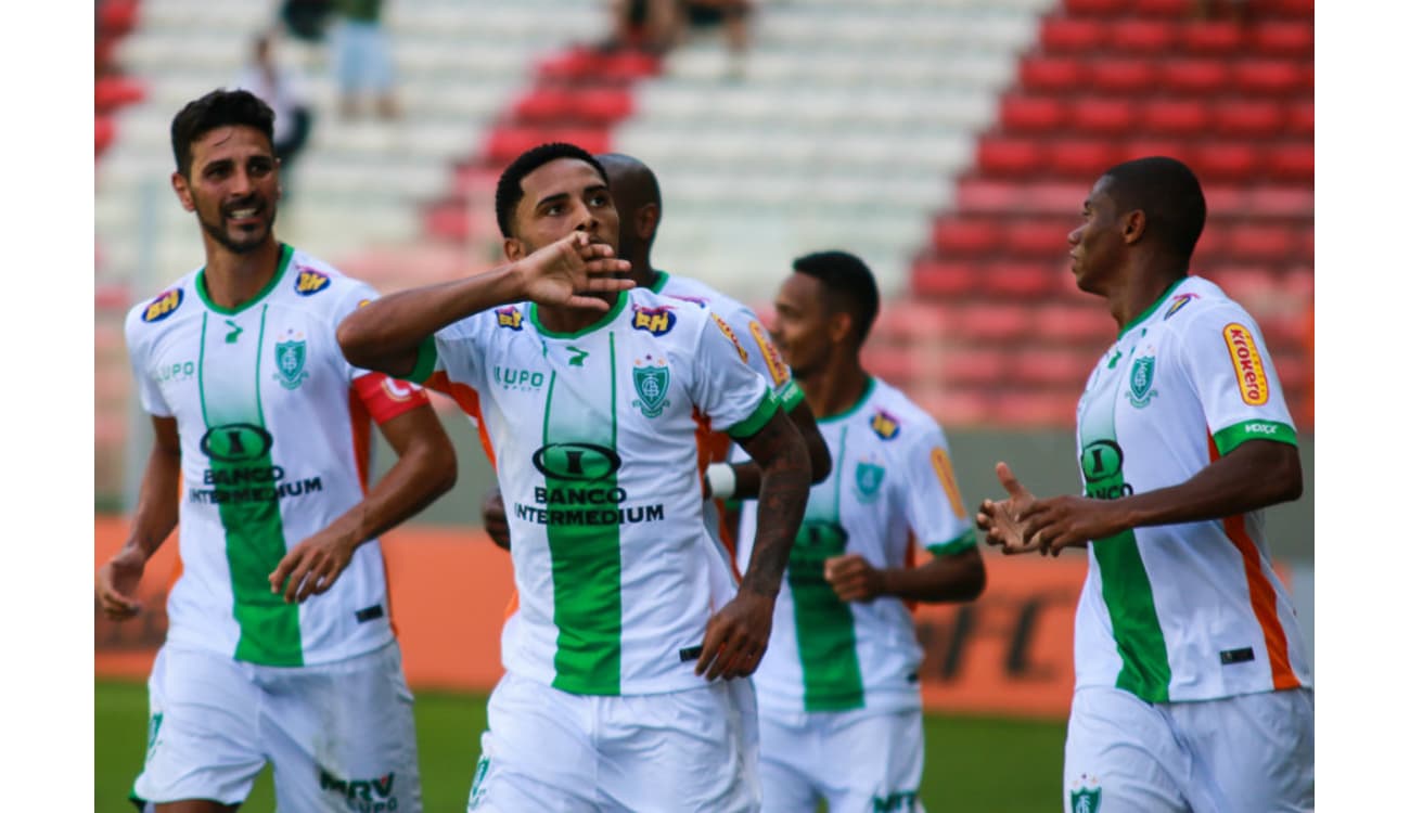 Em jogo movimentado, Cruzeiro supera o Grêmio e vence primeira no  Brasileirão - Gazeta Esportiva