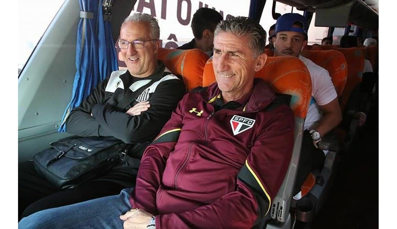 Ônibus do São Paulo é atacado com pedras antes de jogo pelo Campeonato  Brasileiro