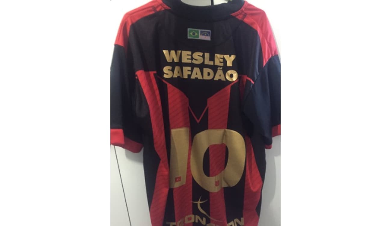 Wesley, do Flamengo, promove partida beneficente no bairro onde