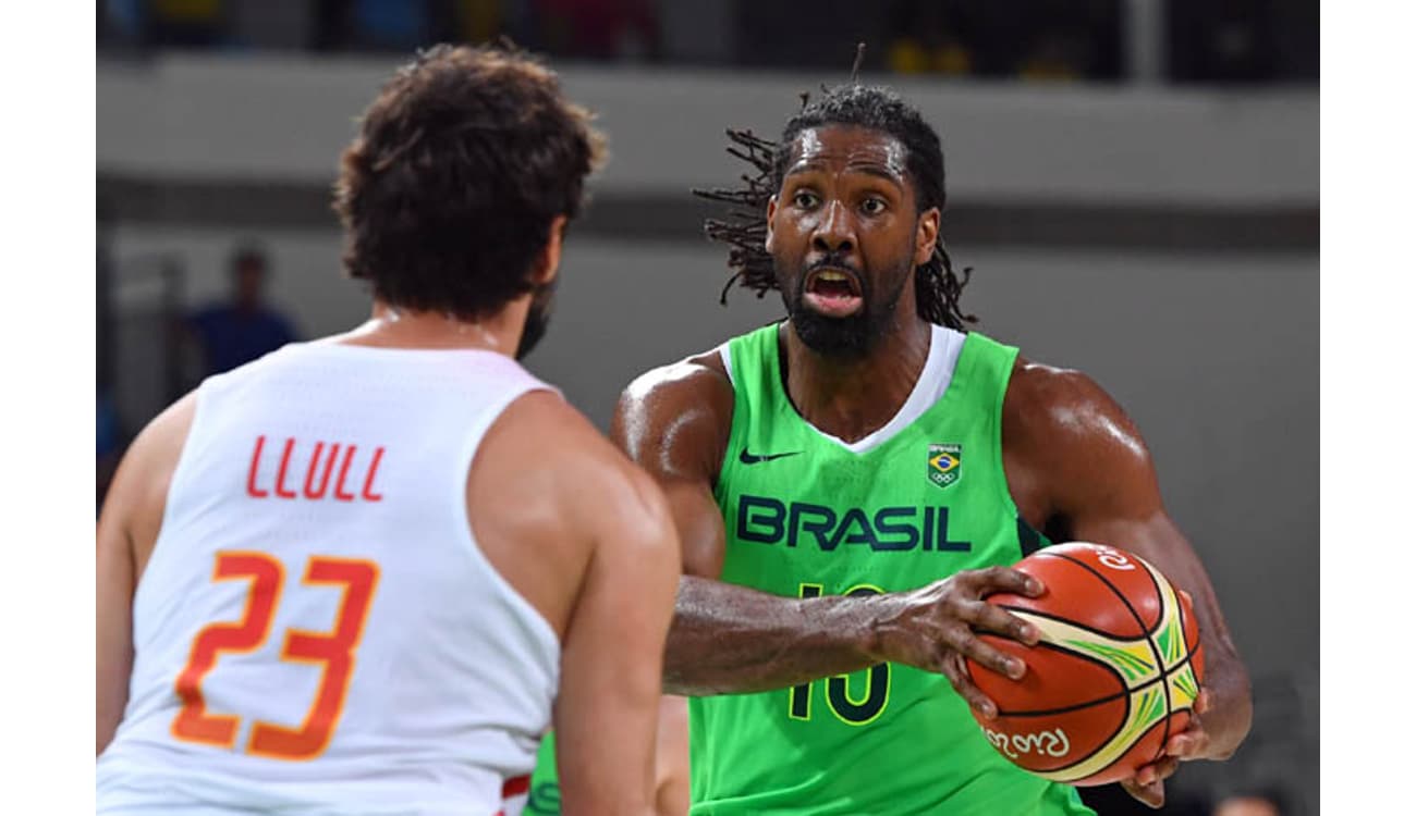 Nos últimos segundos, Brasil vence Espanha por 66 a 65 no basquete  masculino