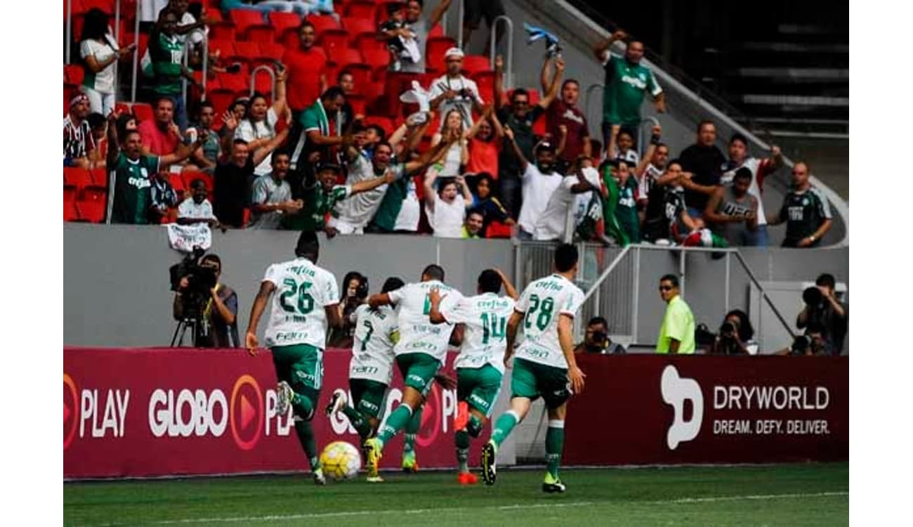 São Paulo vence o Grêmio, encerra jejum e segue na briga pelo título