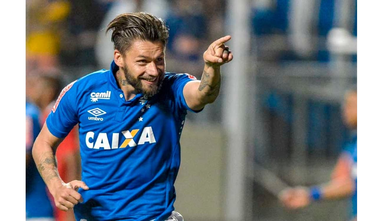 Quanto tempo Sóbis jogou no Cruzeiro?