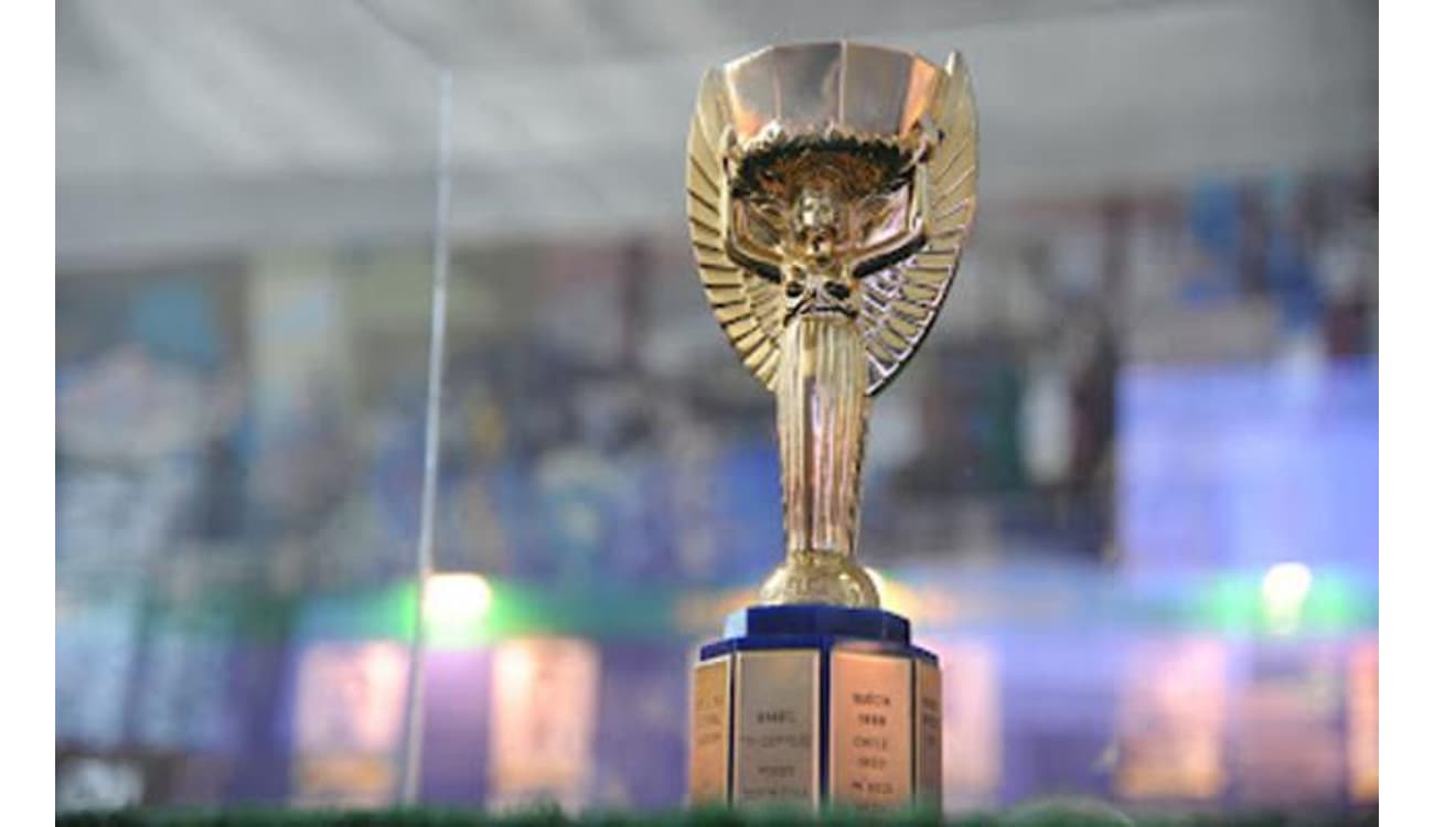 Ficheiro:Taça da Copa Paulista feminina na sala de troféus do