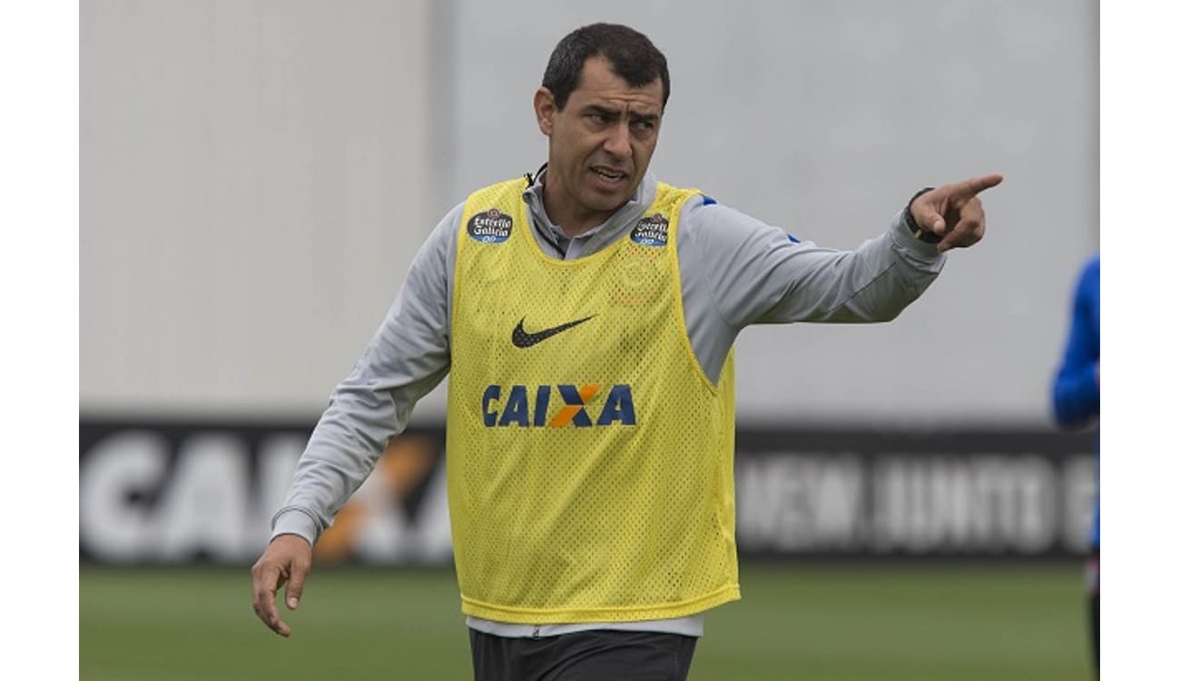 Zagueiro volta a treinar, e Carille confirma Corinthians para o