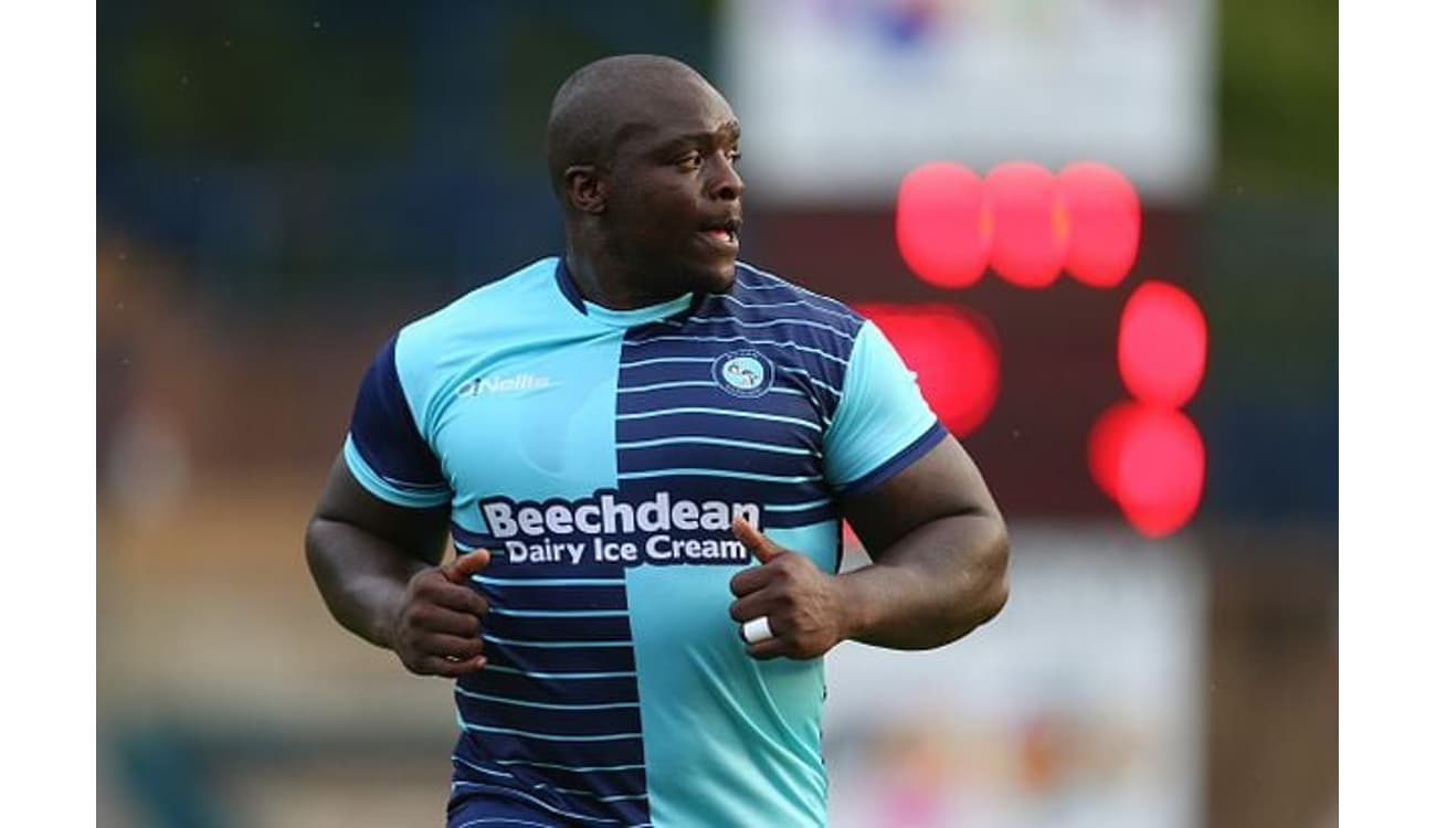 Com fama de marombeiro, Akinfenwa é o jogador de futebol mais forte do mundo  - Ao Vivo Esporte