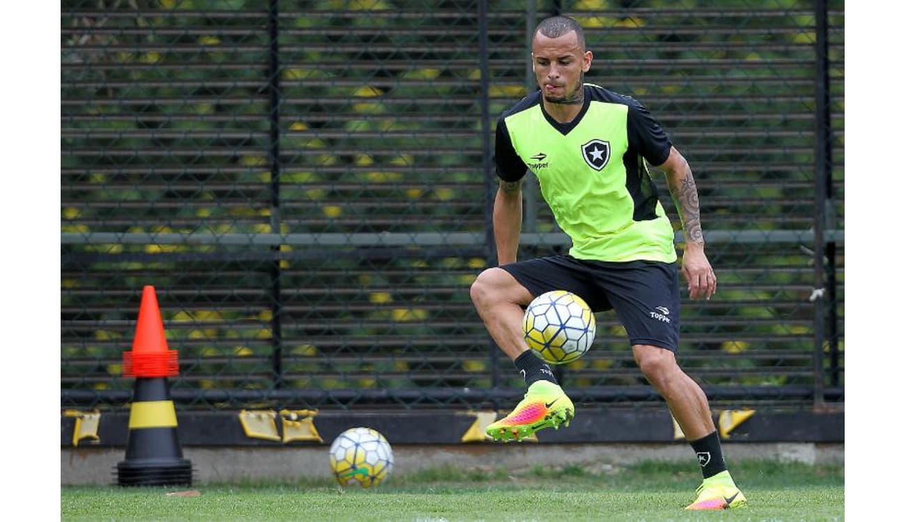 Jogador emprestado pelo Palmeiras negocia sua permanência