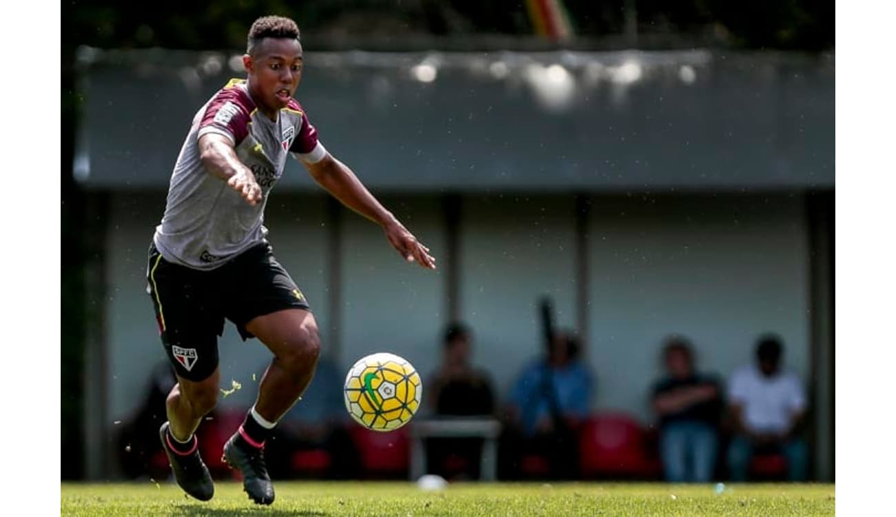 Wesley se destaca em treino e deve ser titular no clássico com o Santos