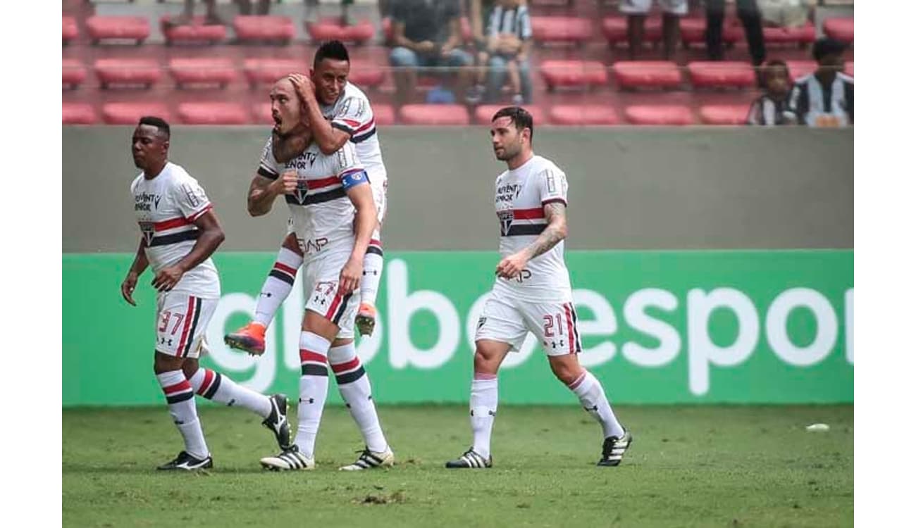 Galo' vira com Cazares e Fred e volta a vencer em casa no Brasileirão