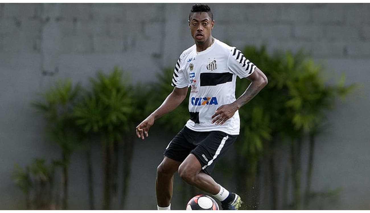 Com óculos de proteção, Bruno Henrique participa de treino do Santos -  Diário do Litoral