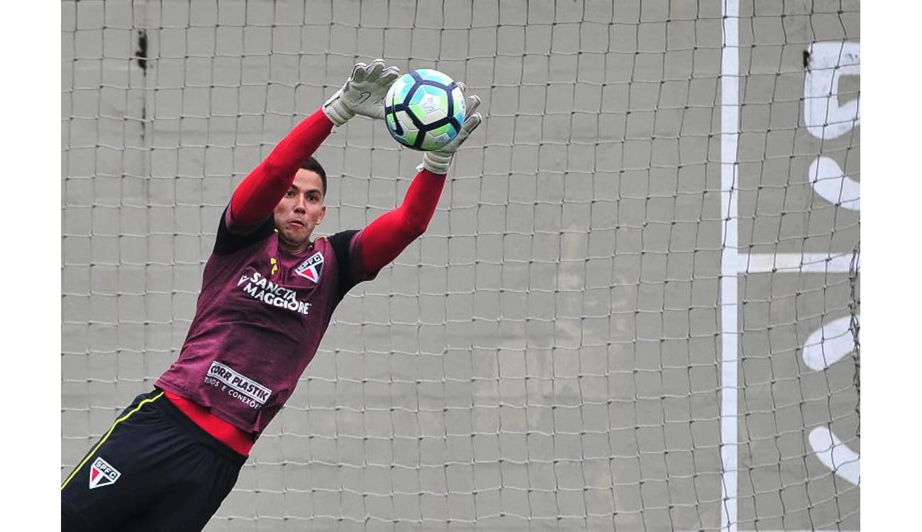 Menino Que Joga O Futebol - Tomando Um Lance Dentro Imagem de