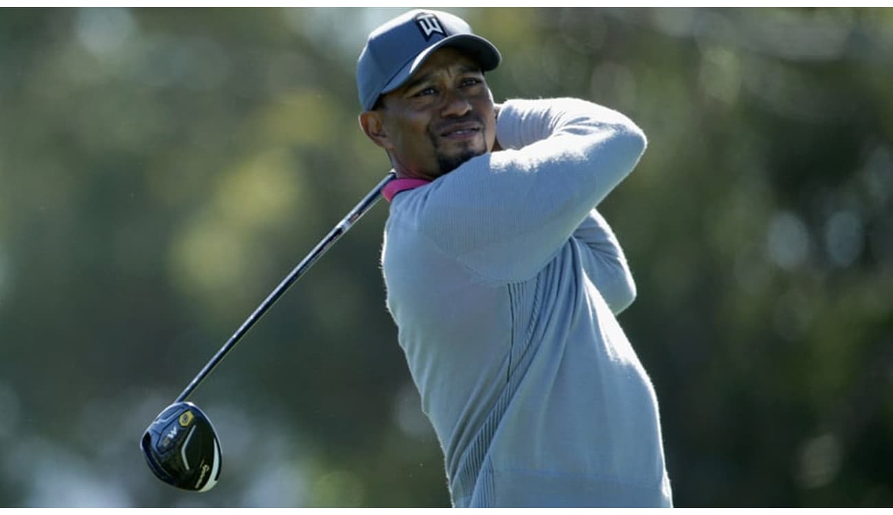 Astro do golfe, Tiger Woods sofre grave acidente de carro e é internado ·  Notícias da TV