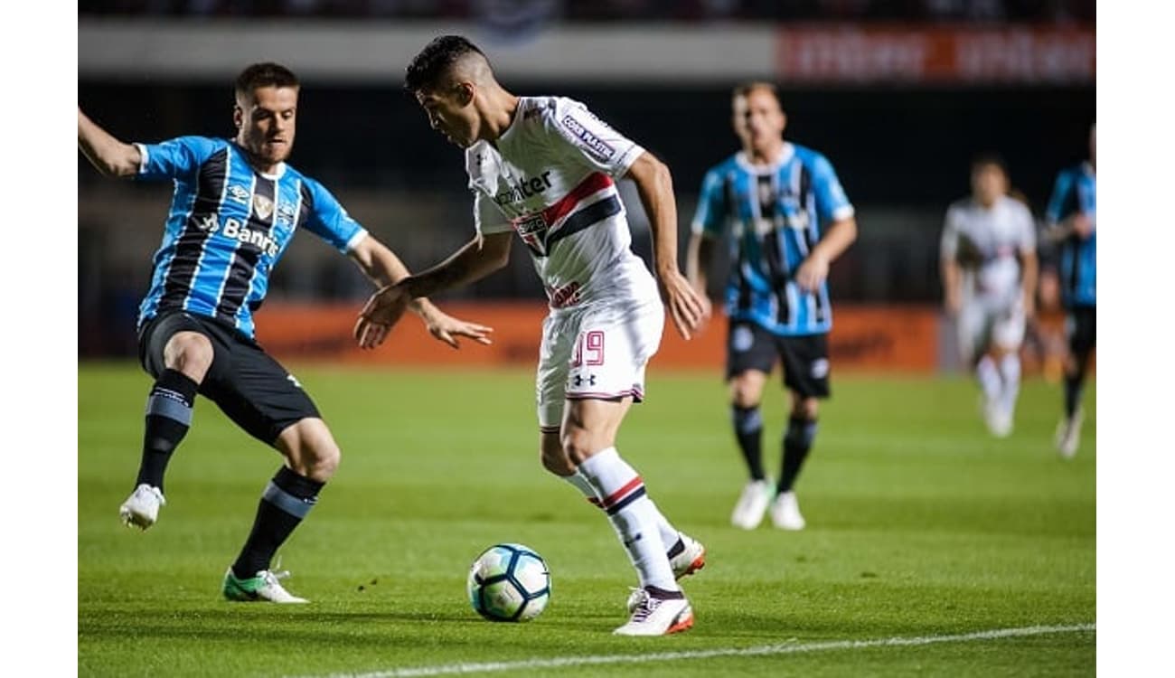 Atuações do Corinthians: laterais erram tudo em empate arrancado à