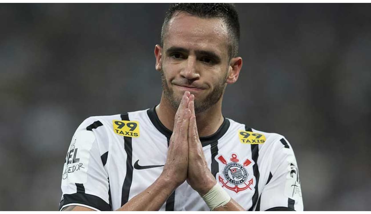 Renato Augusto pronto para cobrar escanteio