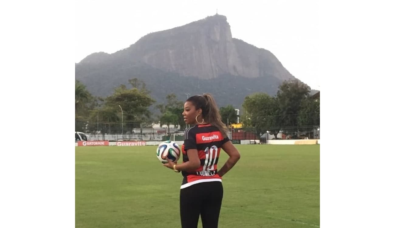 Feliz Jogador Negro De Basquete Ouvindo Música Usando Fones De