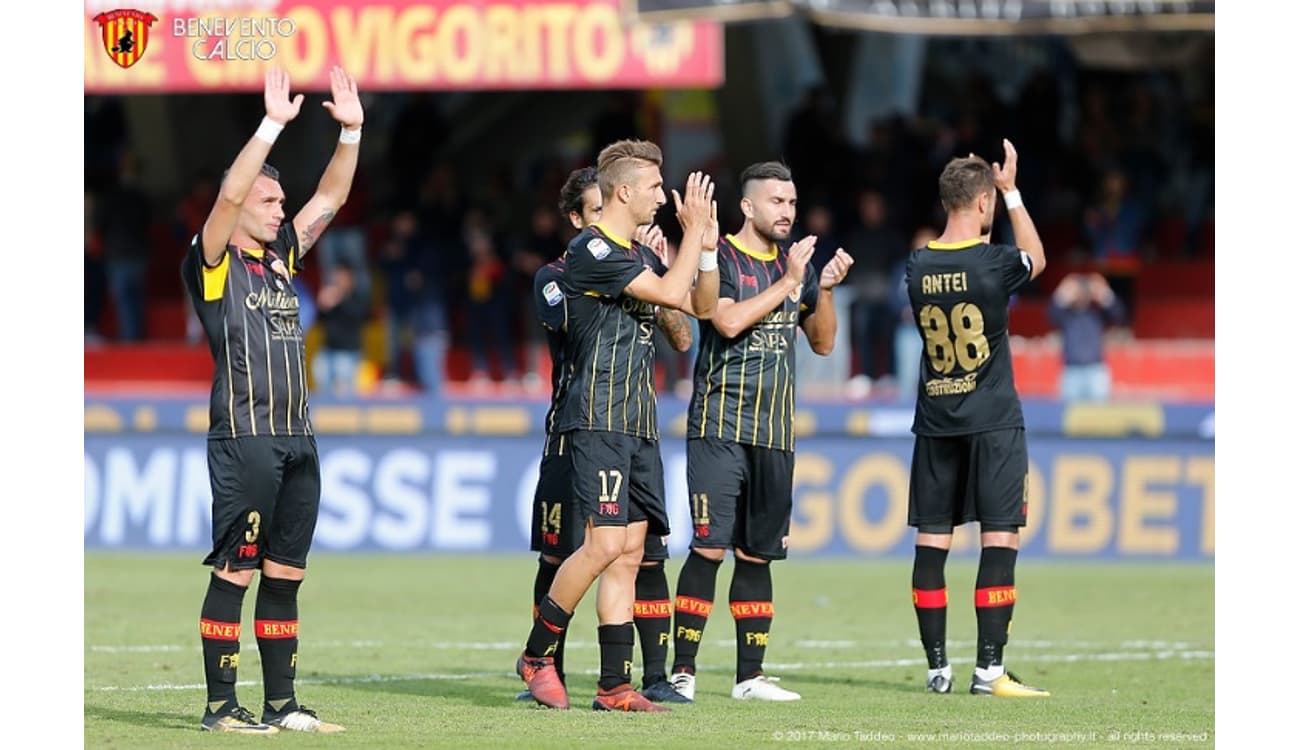 Campeonato Italiano Serie B Entre Benevento Vs Como Imagem