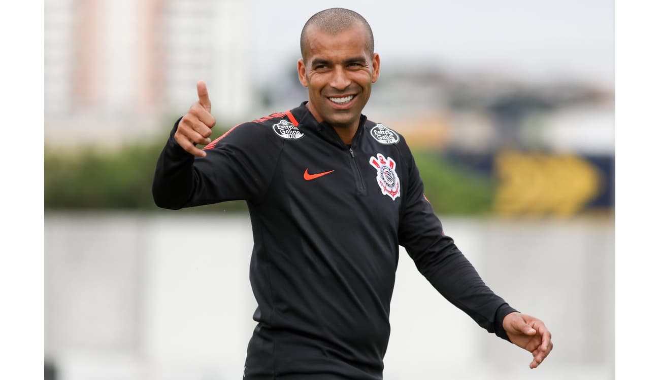 Emerson Sheik vira padrinho do filho de chef de cozinha que ganhou selinho  - Esporte - Extra Online