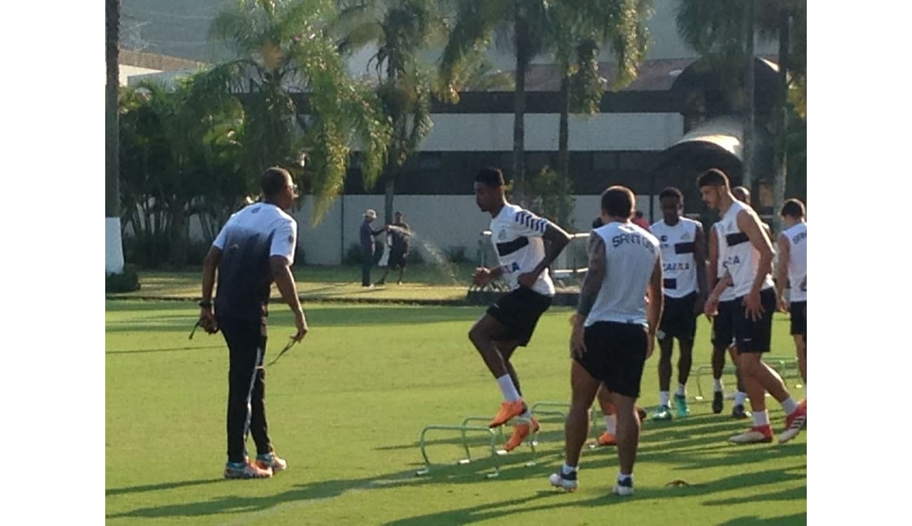 Com óculos de proteção, Bruno Henrique participa de treino do Santos -  Diário do Litoral