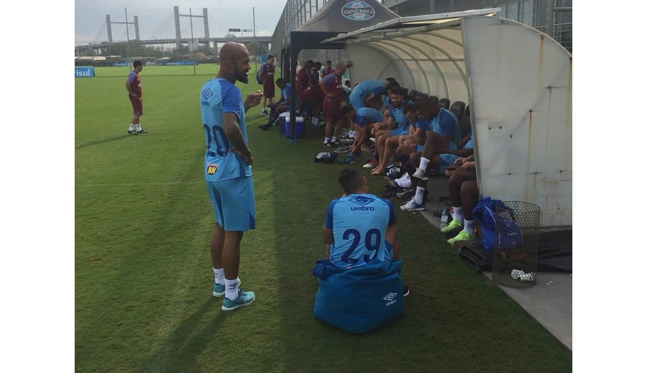 Grêmio treina e viaja à tarde para São Paulo