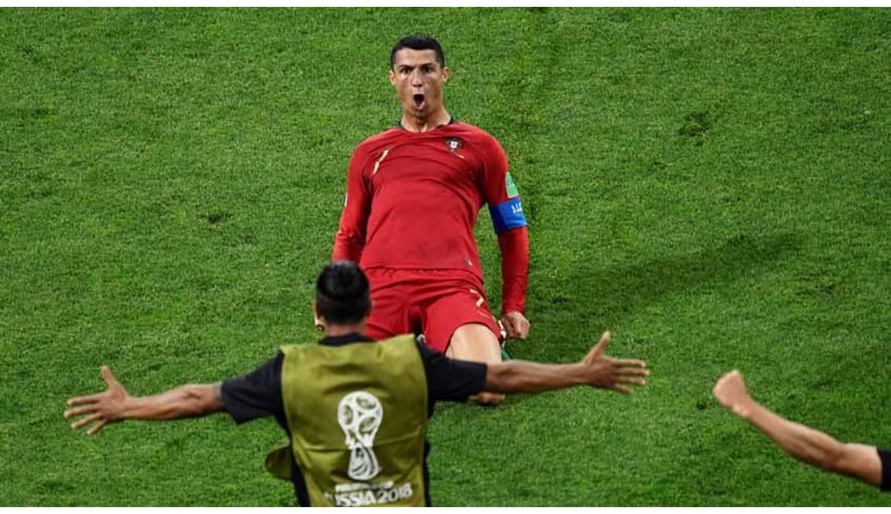 Cristiano Ronaldo se prepara para cobrança de falta contra a Espanha no  primeiro jogo da Copa do Mundo Rús…