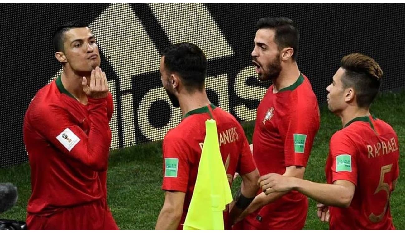 Cristiano Ronaldo se prepara para cobrança de falta contra a Espanha no  primeiro jogo da Copa do Mundo Rús…