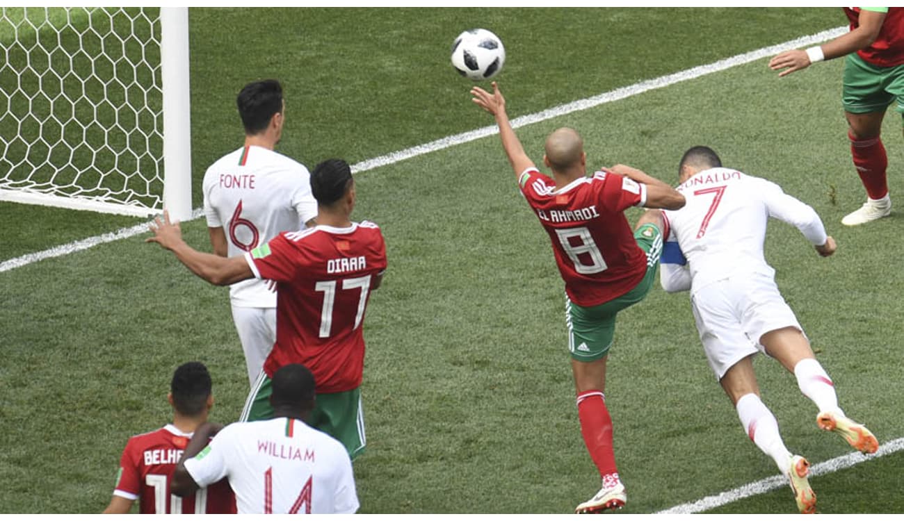 Cristiano Ronaldo se prepara para cobrança de falta contra a Espanha no  primeiro jogo da Copa do Mundo Rús…