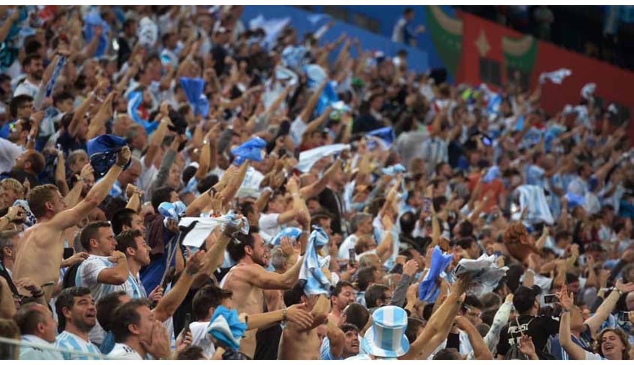 Torcedores argentinos no Catar cantam música racista e transfóbica contra  jogador francês Mbappé - Metro 1