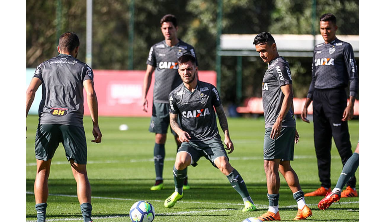 Sampaoli é quem vai decidir se o Galo ficará ou não com o meia Cazares -  Lance!