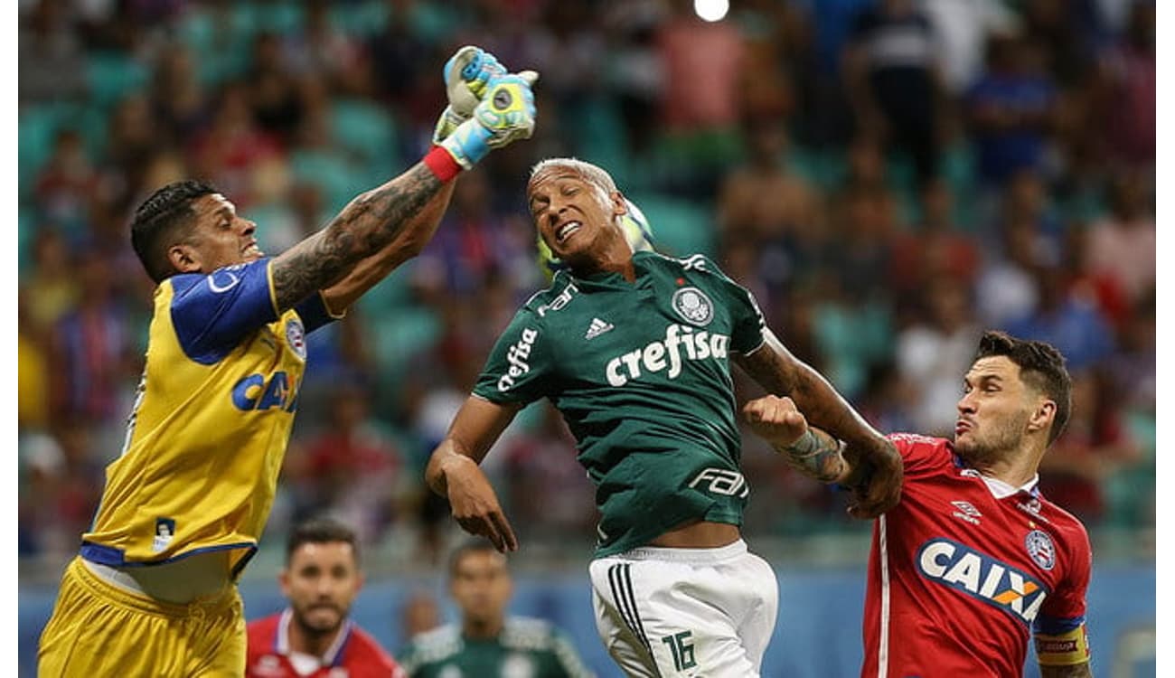 Atacante do Palmeiras é denunciado por expulsão contra Bahia e pode pegar  seis jogos de suspensão