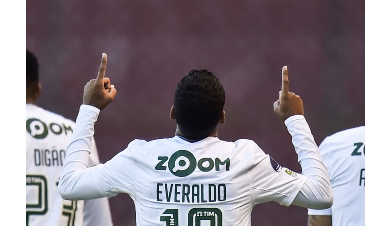 Everaldo pede música e Gilberto leva 'gol da rodada' no Fantástico