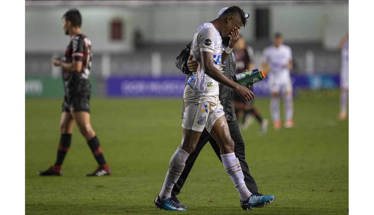 Bruno Henrique treina com óculos para prática de esporte