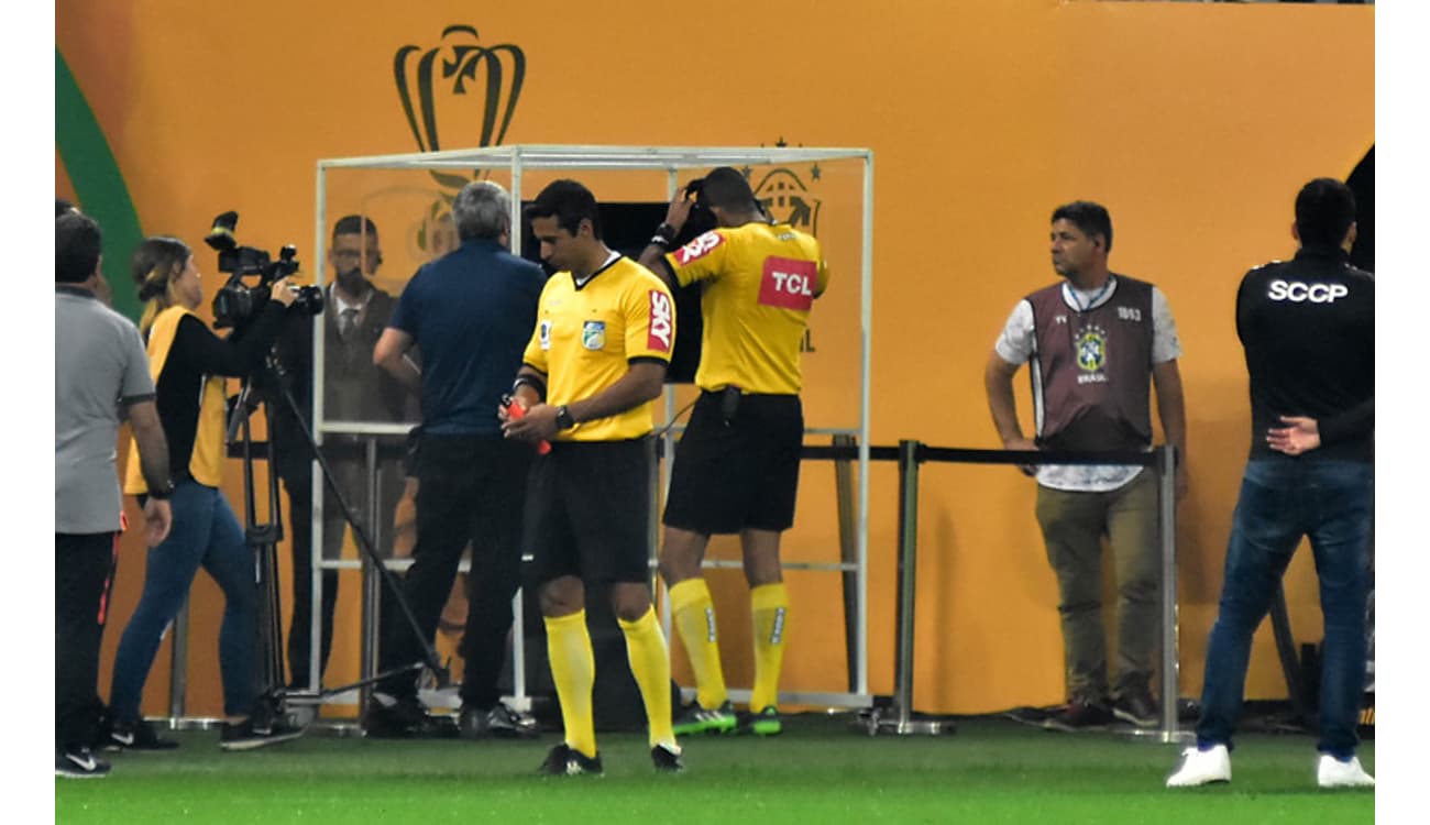 Com árbitro de vídeo, quartas de final da Copa do Brasil são