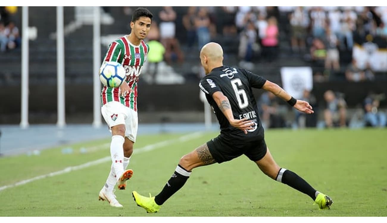 Gilberto, lateral do Fluminense, explica motivo de ter utilizado esparadrapo  no rosto, Fluminense