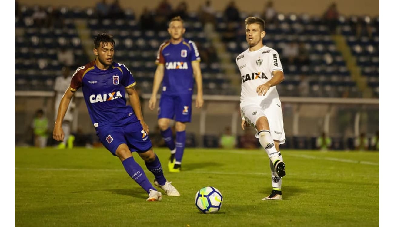 Análise: empate do Atlético em Curitiba teve dois tempos distintos dos  mineiros