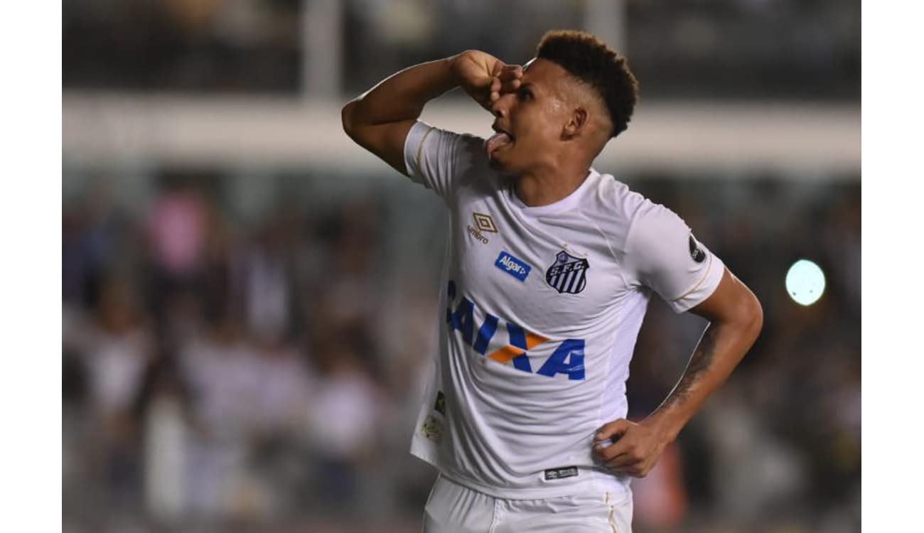 Santos confirma rescisão de contrato do atacante Bryan Angulo