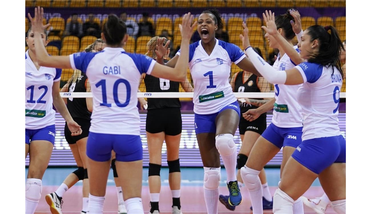 Brasil vence dominicanas no tie-break, e vôlei feminino garante
