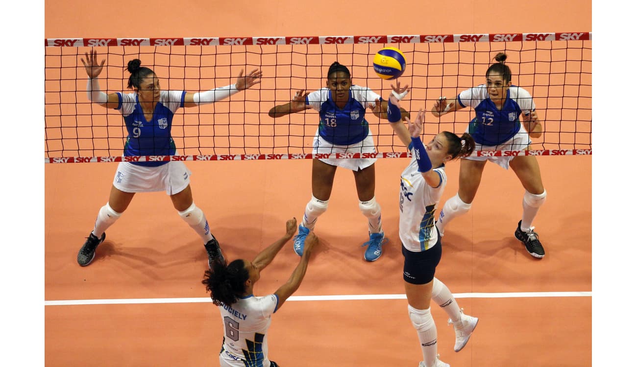 Praia Clube vence no tie-break e é campeão do Sul-Americano Feminino de  Vôlei