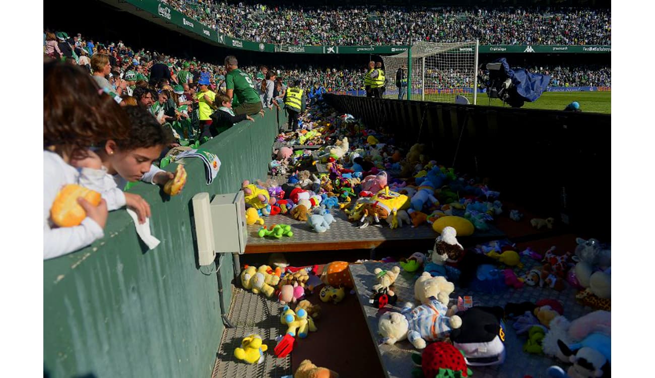 Betis pede e torcida faz chuva de bichos de pelúcia em doações de Natal  para crianças carentes - Lance!