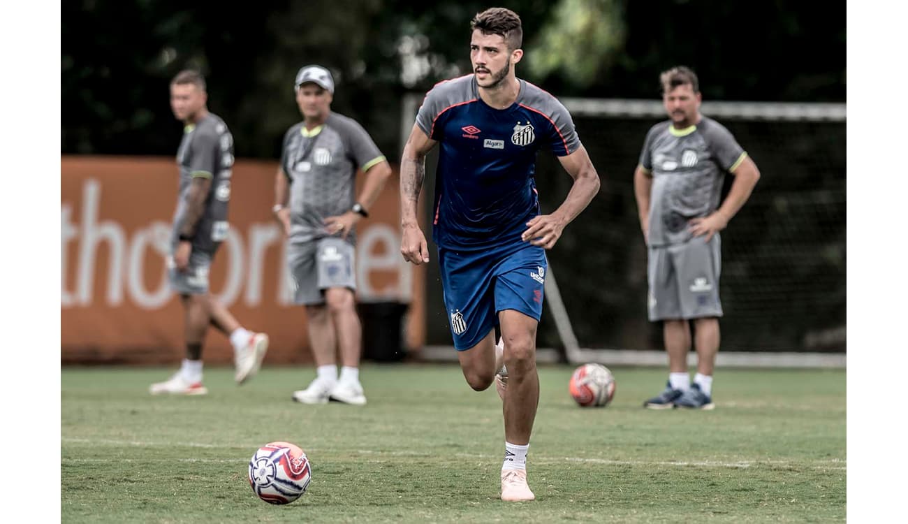 Santos assina pré-contrato com lateral-esquerdo do Vasco - Lance!