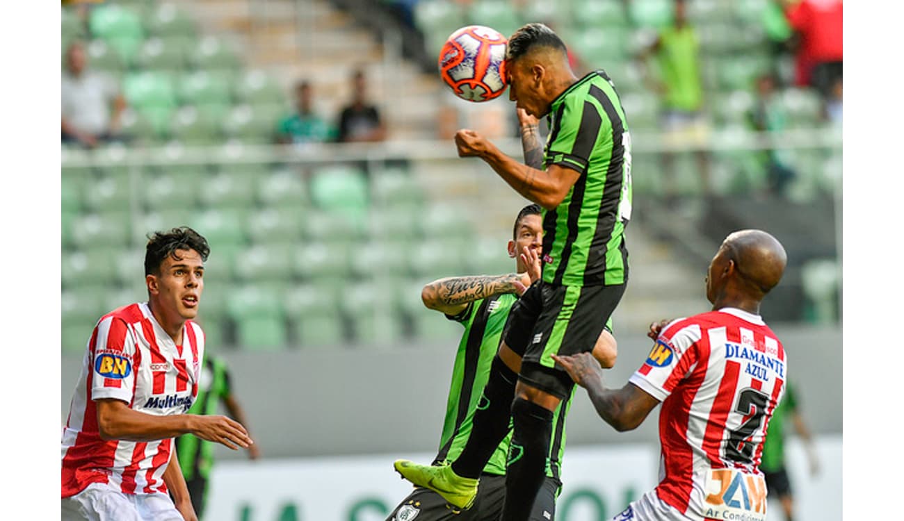 Cruzeiro vence o Santos no Independência e dorme na liderança do Brasileirão