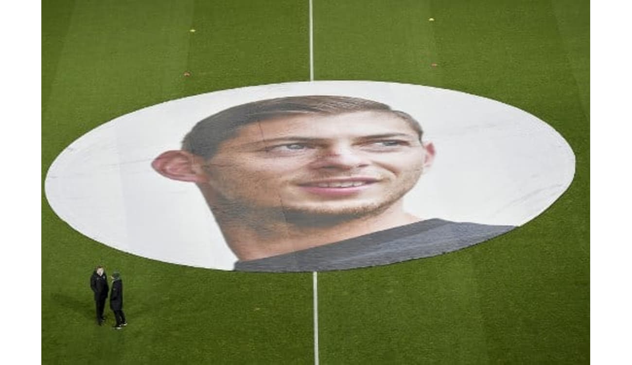 Camisola 9 do Nantes para sempre de Emiliano Sala - SIC Notícias