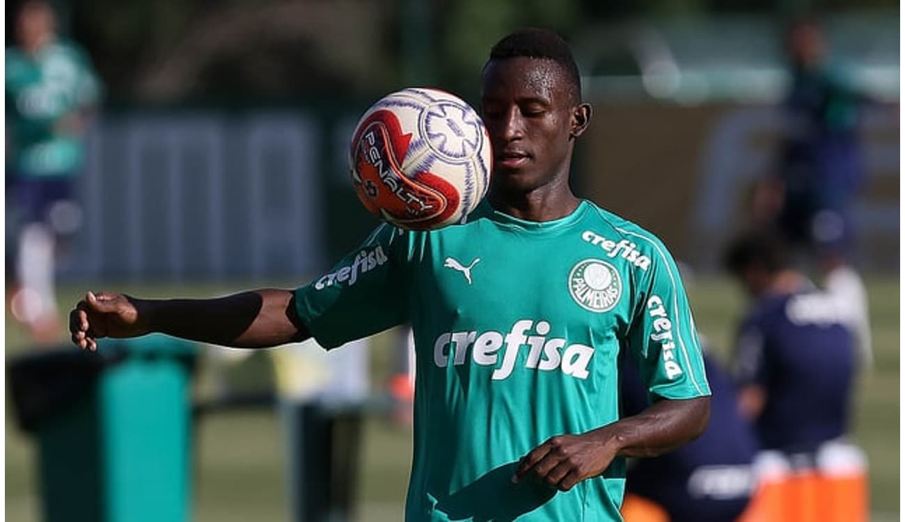 Colombiano Angulo, de 19 anos, chega para treinar no Palmeiras