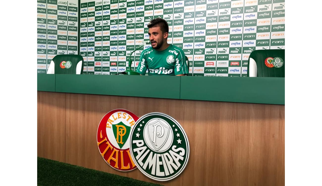 Colombiano Angulo, de 19 anos, chega para treinar no Palmeiras