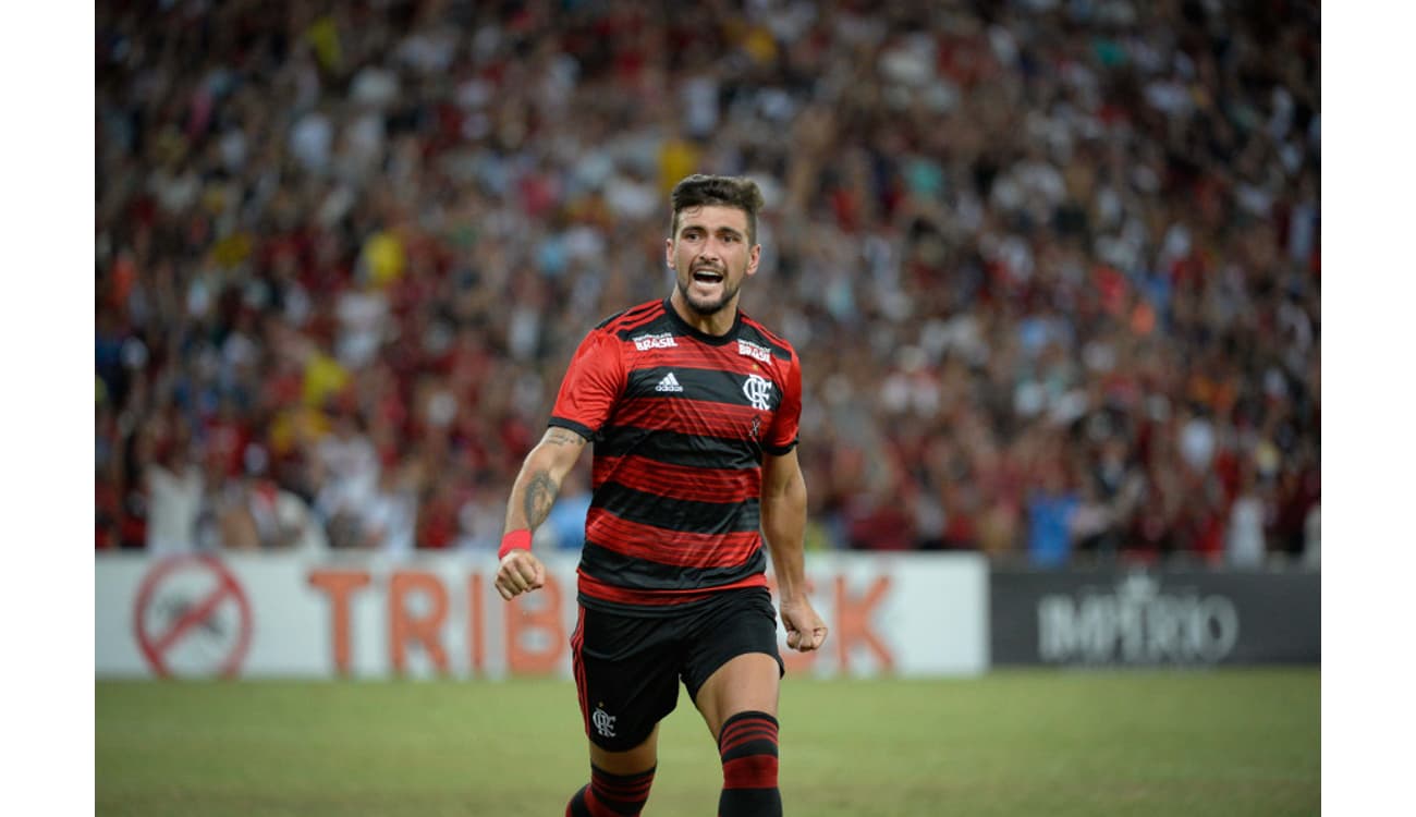 Valor da nova camisa do Flamengo recebe críticas de torcedores na web: 'Vem  com o Arrascaeta?' - Lance!